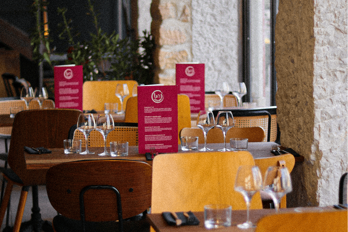 Terrasse des Assembleurs Garibaldi accueillant un groupe