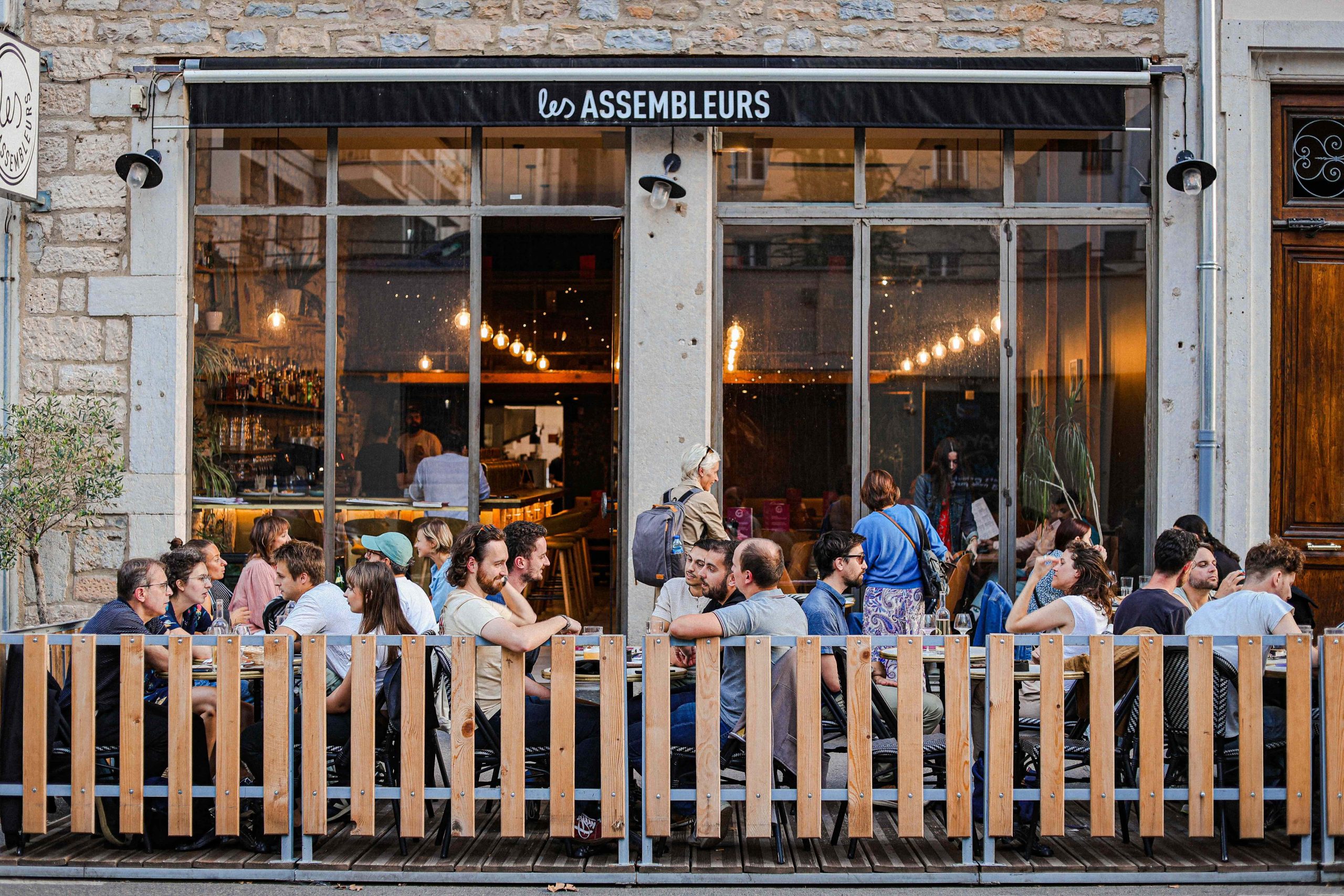 Terrasse des Assembleurs Préfecture accueillant un groupe